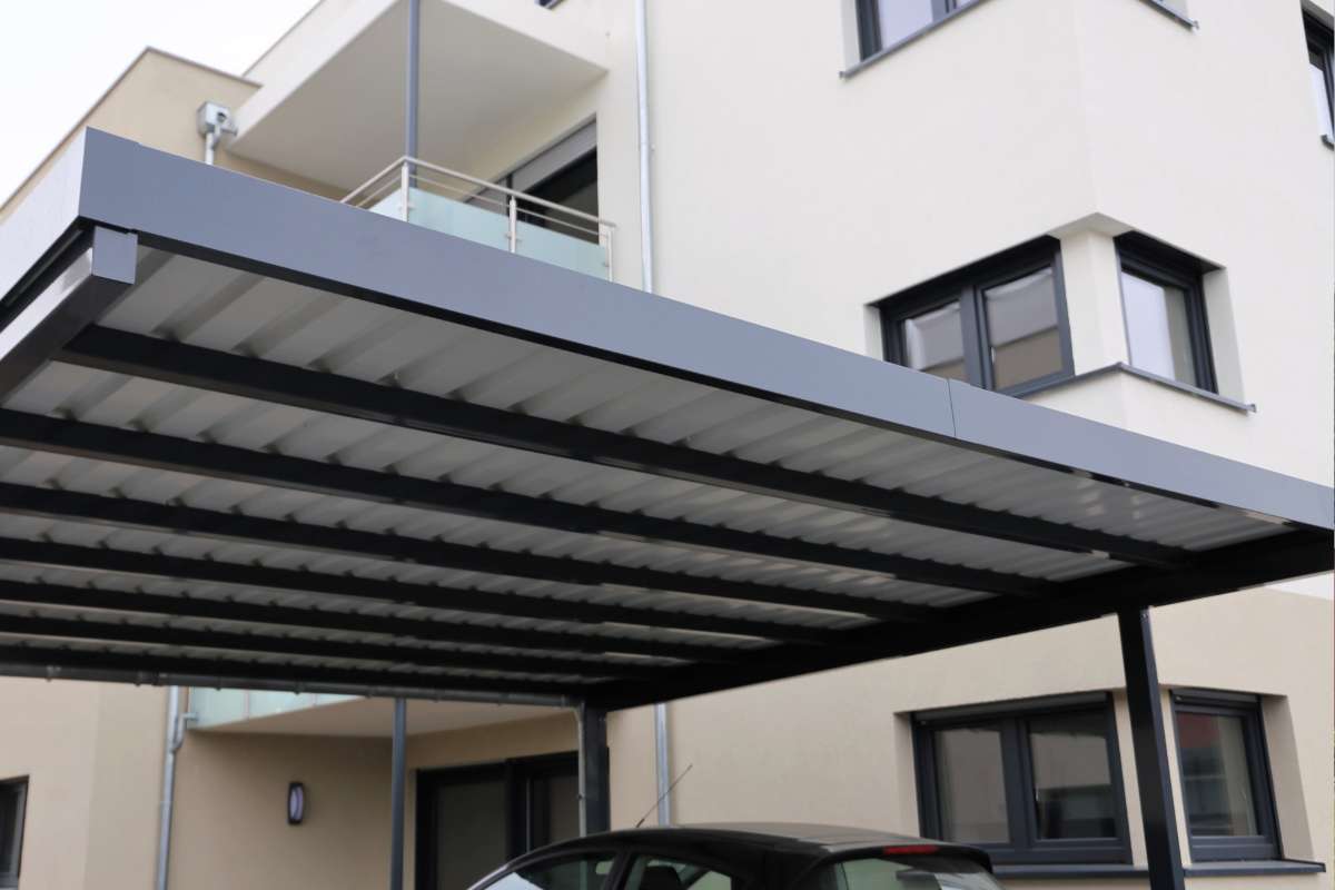 Que choisir entre un carport en bois et en métal ?